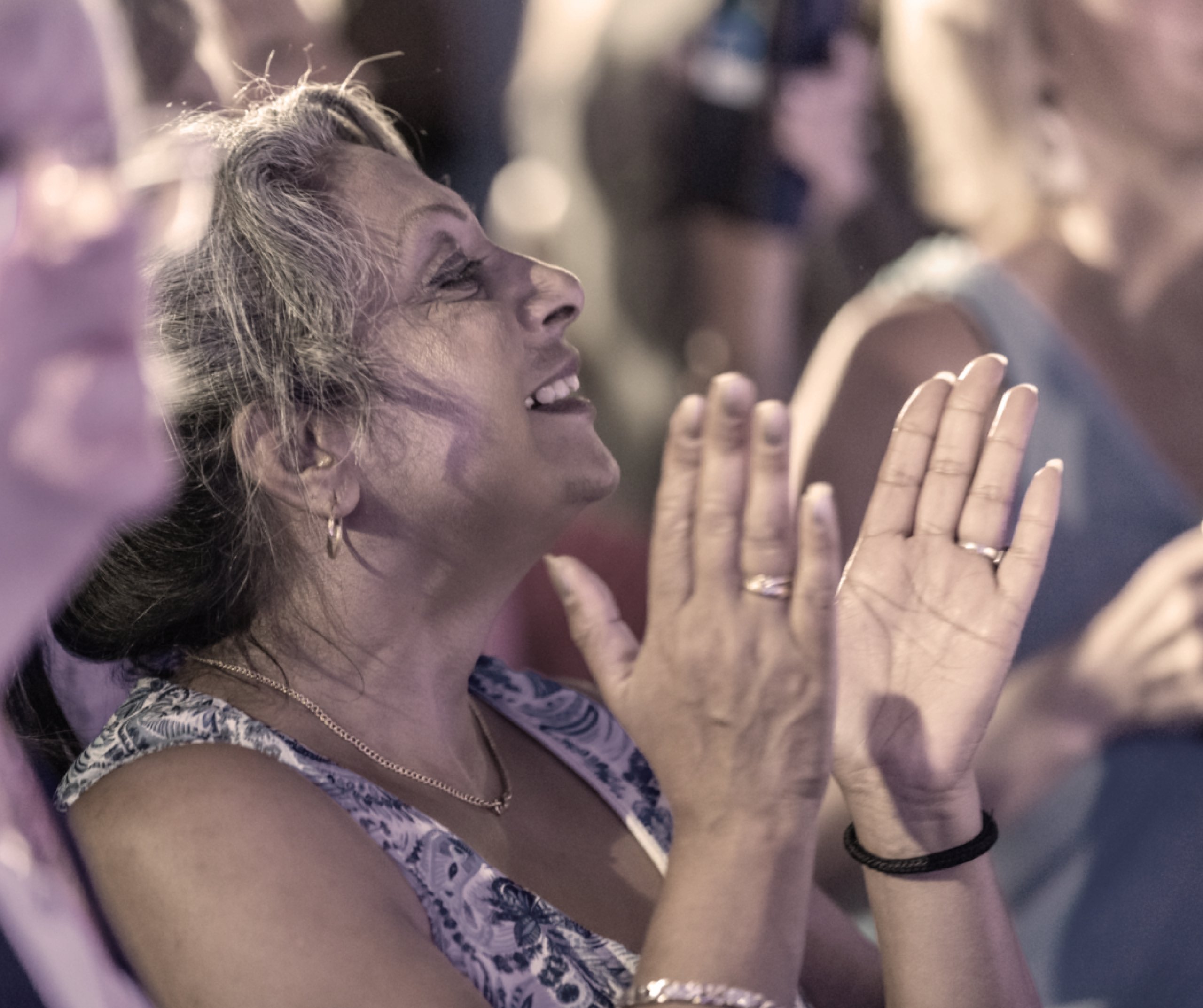 A person clapping